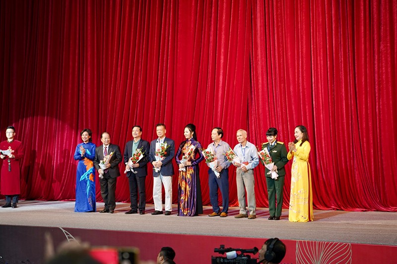 NSƯT Trần Ly Ly (ngoài cùng bên trái) – Quyền Cục trưởng Cục Nghệ thuật Biểu diễn tặng hoa cho các trưởng Đoàn.