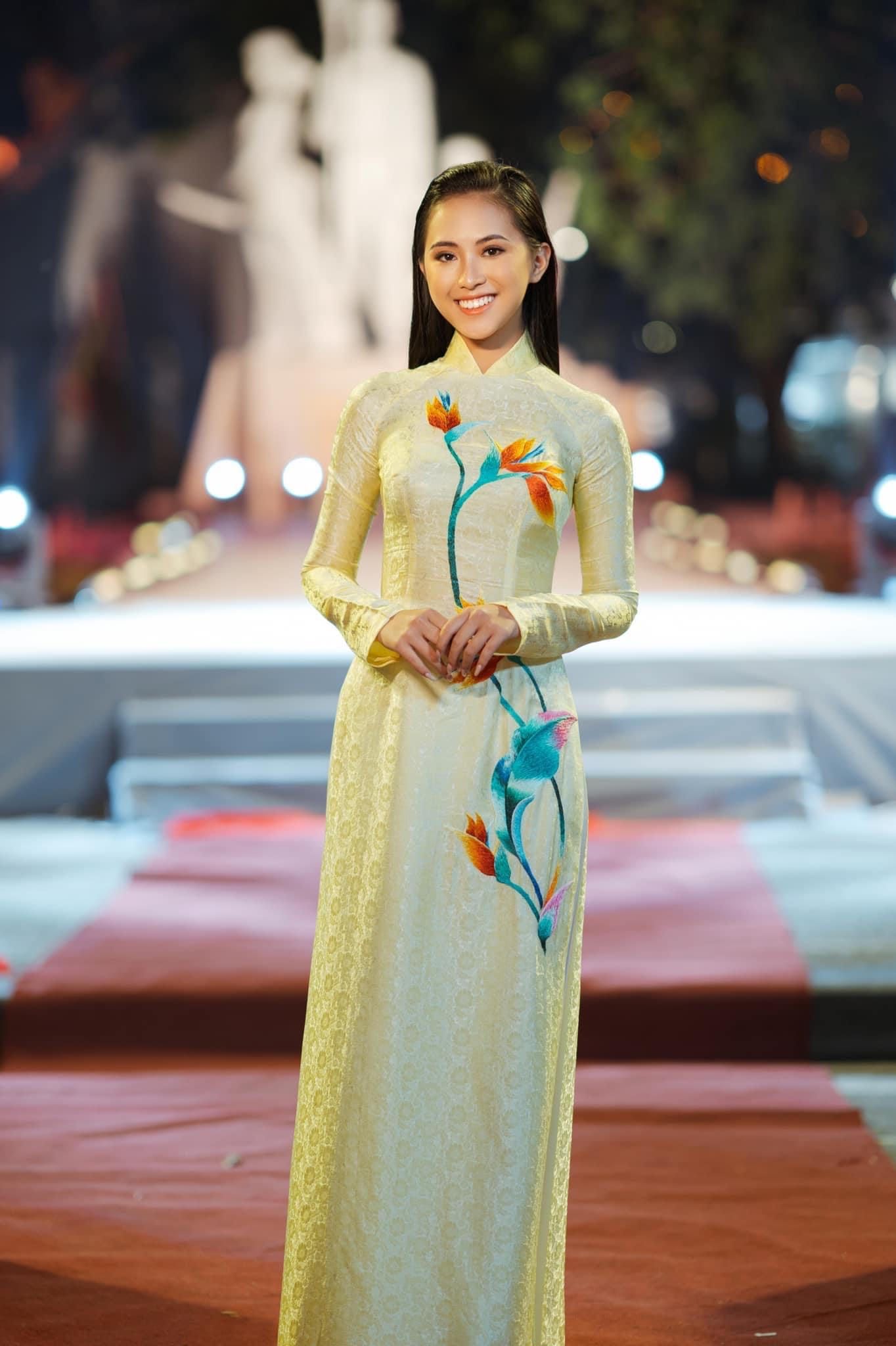 Hoa hậu Châu Ngọc Bích cùng con gái duyên dáng trong tà áo dài Việt Nam tại Chương trình giao lưu văn hoá nghệ thuật ASEAN mở rộng