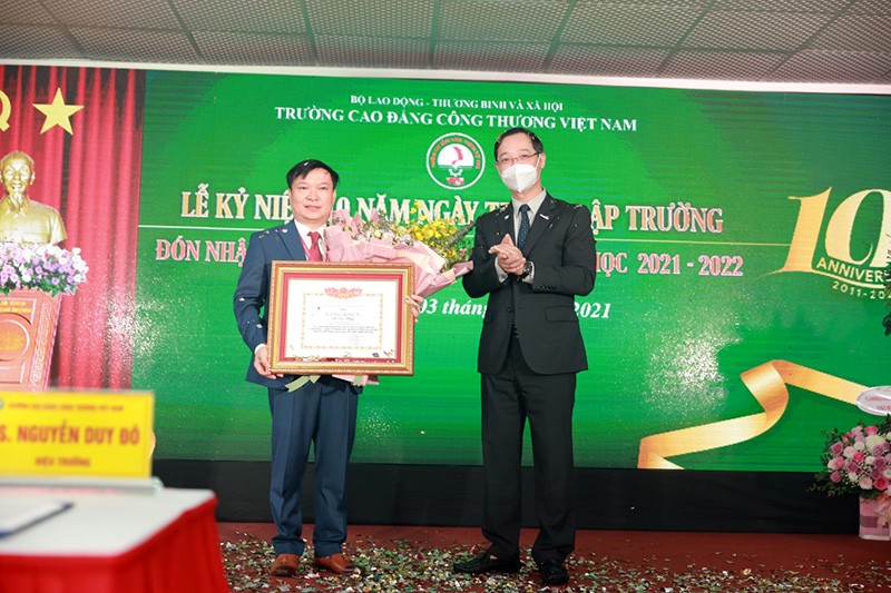TS. Lê Đại Hùng(bên trái) – Chủ tịch HĐQT vinh dự được nhận Bằng khen của Bộ Lao động Thương binh và Xã hội