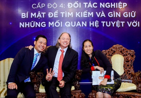 Thầy Nguyễn Công Bình (trái) cùng Tiến sĩ phật học Geshe Michael Roach (phải).