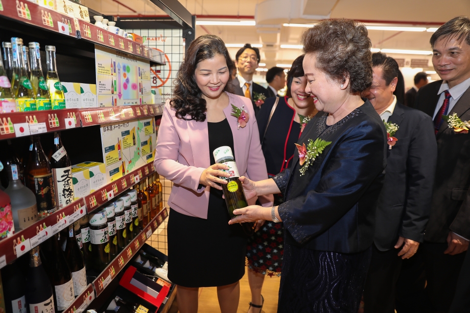 first super market in vietnam named fujimart