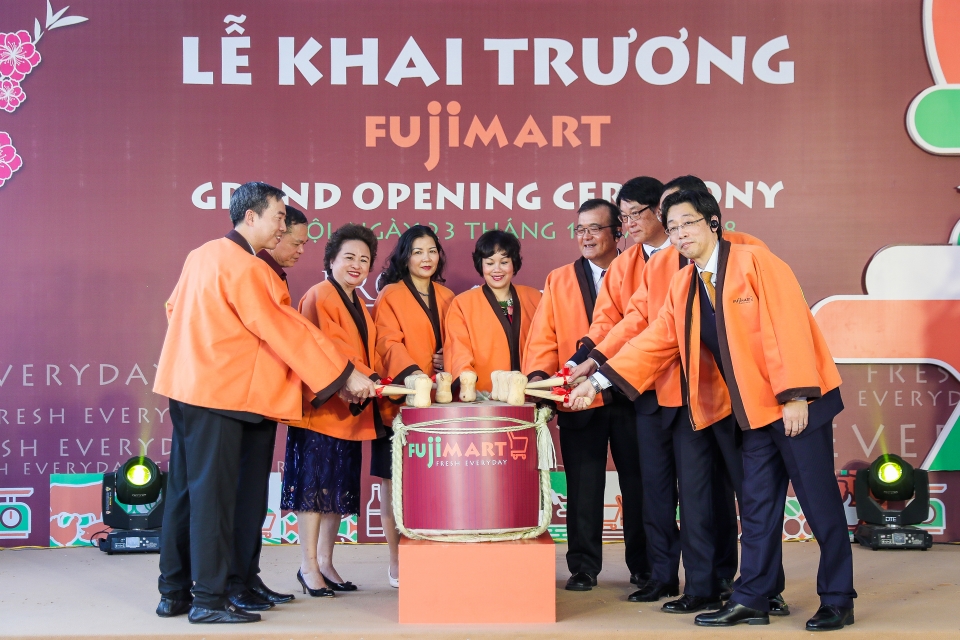 first super market in vietnam named fujimart