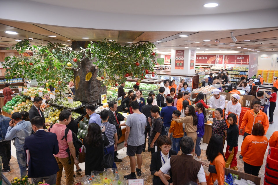 first super market in vietnam named fujimart