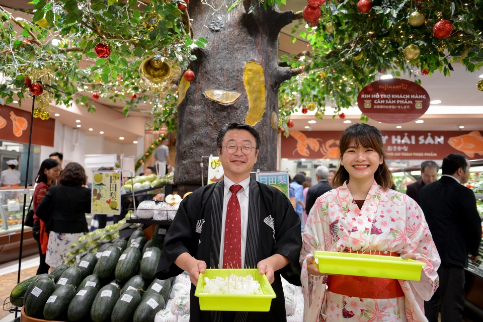 first super market in vietnam named fujimart