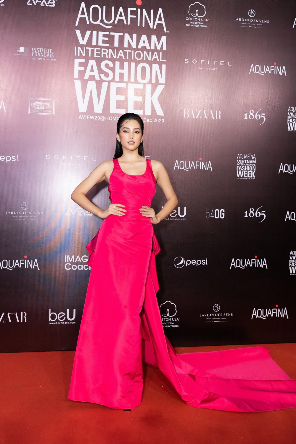 Aquafina Tuần lễ Thời trang Quốc tế Việt Nam: Hoa hậu Hoàn vũ và Hoa hậu Việt Nam ‘đọ sắc’ trên thảm đỏ