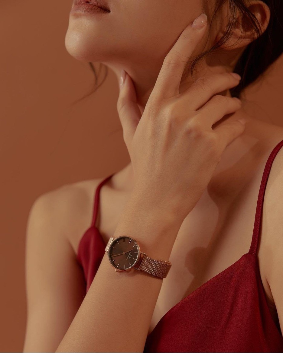 Hé lộ 6 cách đeo đồng hồ nữ đẹp, đúng cách dành cho nàng