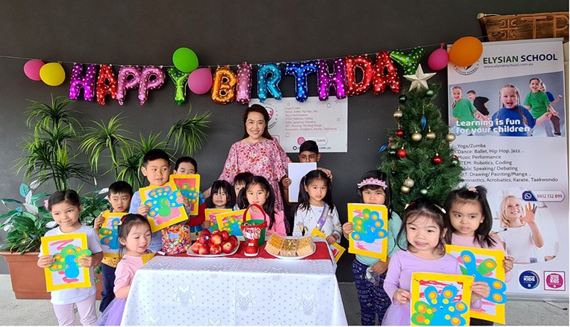 Cô Jessica Dương – CEO trường Elysian School cùng học sinh tại lễ sinh nhật trường lần thứ 8.