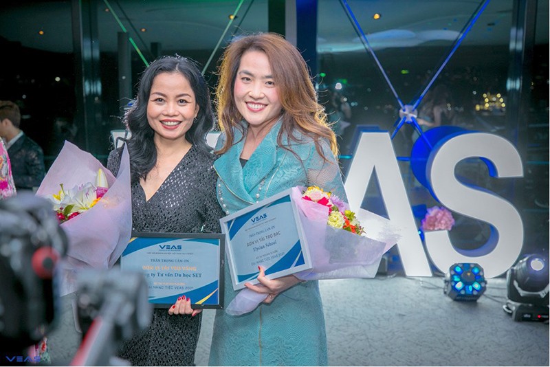 Cô Jessica Dương (bên phải) – CEO trường Elysian School nhận chứng nhận tài trợ của hội DN người Việt tại Sydney, Australia (VEAS).
