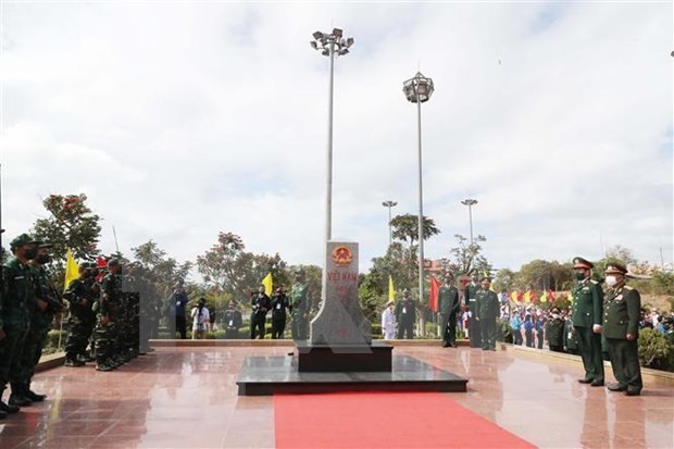General Phan Van Giang and General Chansamone Chanyalath witness the joint patrol between Vietnam and Laos within the framework of the first border defence friendship exchange  (Photo: VNA)