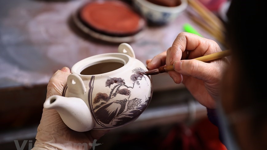 Ha Noi’s Bat Trang pottery village bustling ahead of Lunar New Year