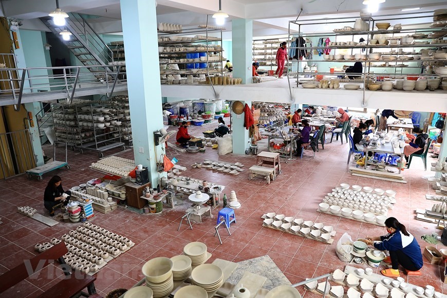 Ha Noi’s Bat Trang pottery village bustling ahead of Lunar New Year