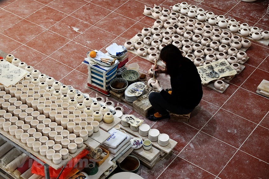 Ha Noi’s Bat Trang pottery village bustling ahead of Lunar New Year