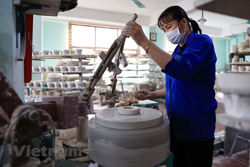 Ha Noi’s Bat Trang pottery village bustling ahead of Lunar New Year