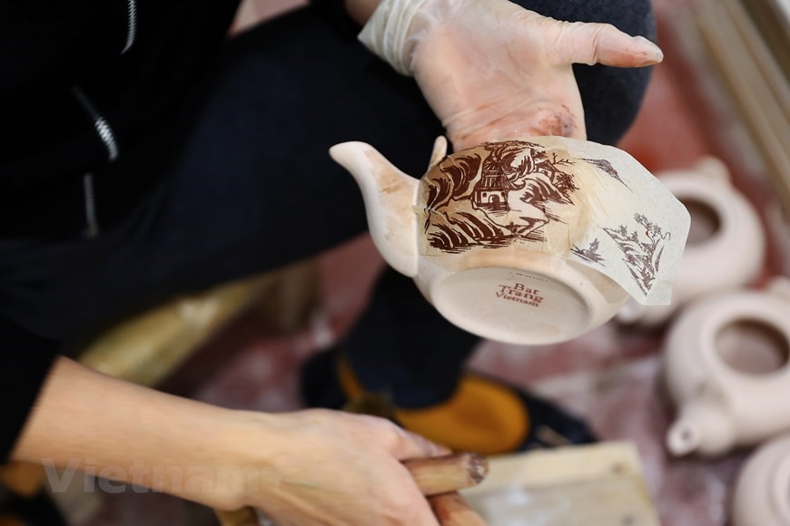 Ha Noi’s Bat Trang pottery village bustling ahead of Lunar New Year