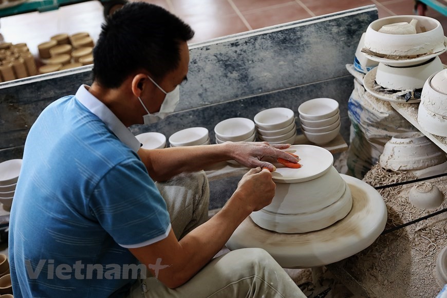 Ha Noi’s Bat Trang pottery village bustling ahead of Lunar New Year