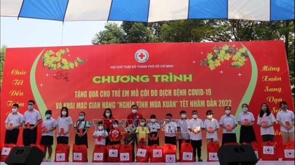 Poor, AO victims receive Tet gifts from Vietnam Red Cross Society