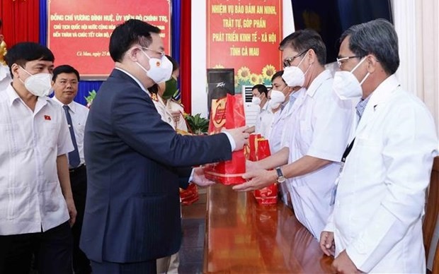 Top legislator pays Tet visit to public security, health forces of Ca Mau