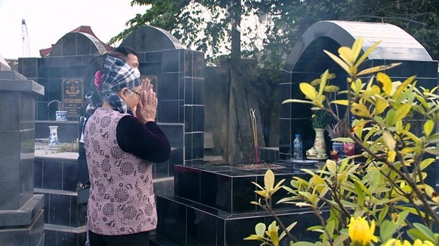 Vietnamese preserve tomb-sweeping tradition