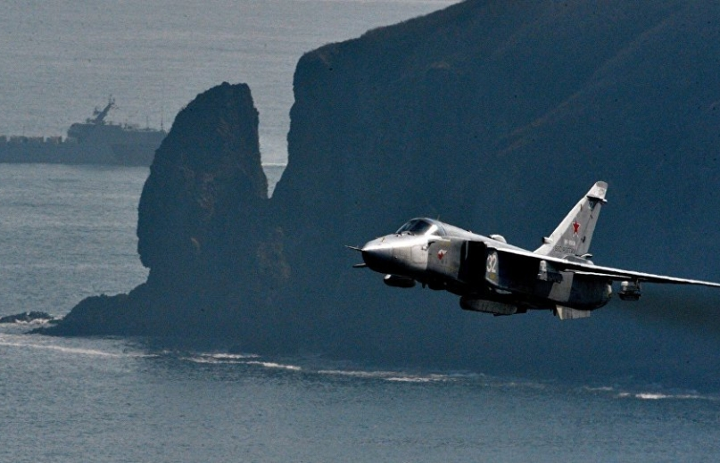 Máy bay chiến đấu Su-24MR của Nga bay trên biển Nhật Bản