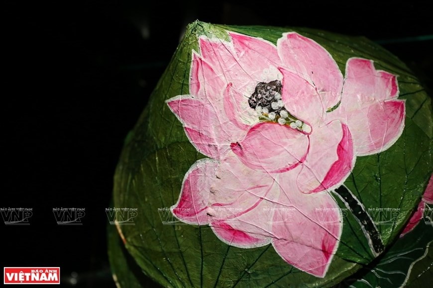 Paintings on lotus leaves