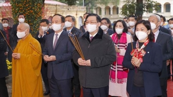 Top legislator offers incense to ancestors at Thang Long Royal Citadel