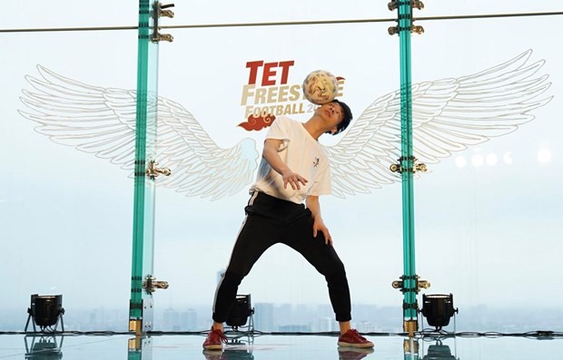 Nguyen Danh Quang shows his skills at the Tet Freestyle Football 2022. (Photo: VNA)