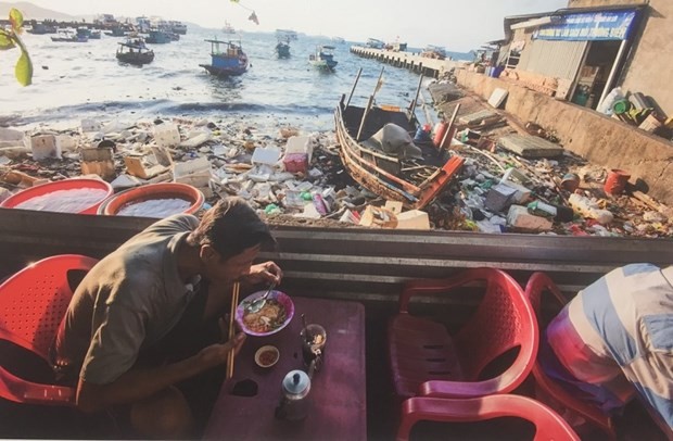 Exhibition seeks to raise public awareness on plastic waste reduction.  (Photo: nhandan.vn)