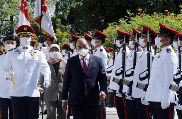 President Nguyen Xuan Phuc officially welcomed in Singapore