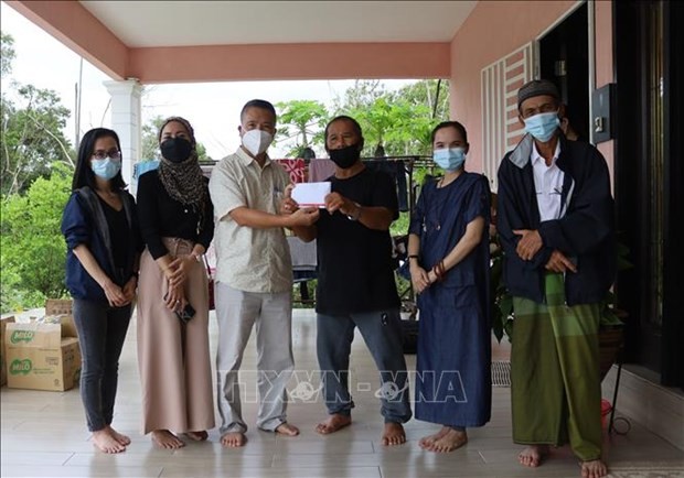 Relief packages are delivered to needy Vietnamese Cham people in Charating, Pahang, Malaysia by the Vietnamese Embassy and Thuong Le charity group on February 26. (Photo: VNA)