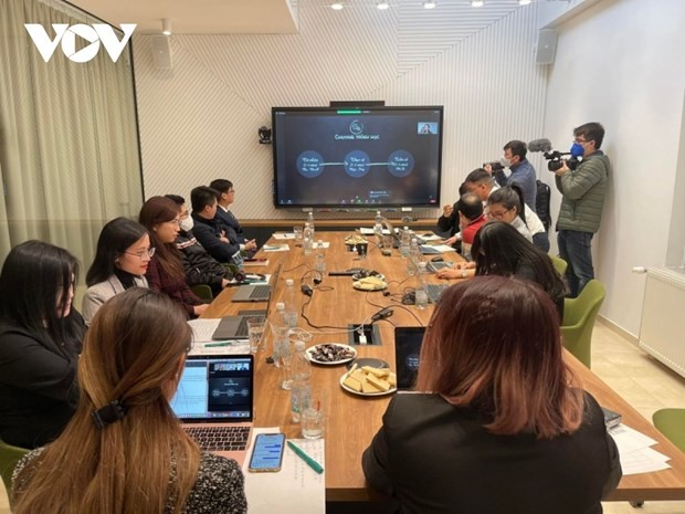 The organisers and speakers provide participants with an overview of studying in the Czech Republic. (Photo: vovlive.vn)