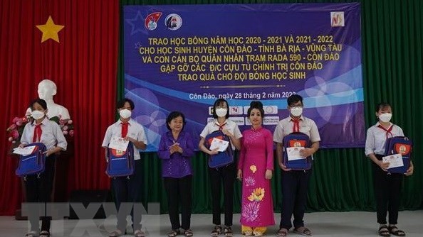 Scholarships given to disadvantaged students in Con Dao