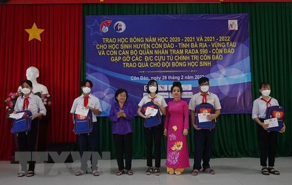 Ms. Truong My Hoa, President of the Vu A Dinh Scholarship Fund, awarded 60 scholarships to students who overcame difficulties to study well. (Photo: broadcast by VNA)