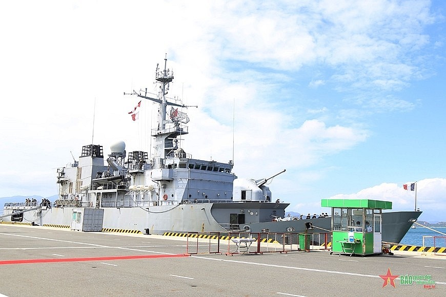 Vendémiair enters Cam Ranh port at 10 am on March 1. (Photo: People's Army Newspaper)