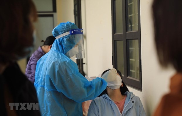 A medical worker collects samples for COVID-19 testing (Photo: VNA)