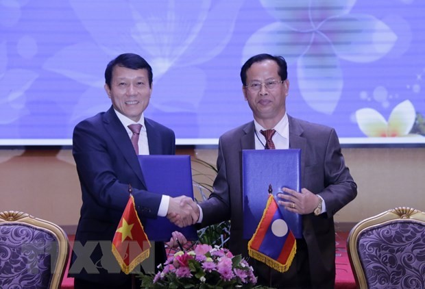 Vietnamese Deputy Minister of Public Security Sen. Lieut. Gen. Luong Tam Quang (L) and his Lao counterpart Sen. Lieut. Gen. Kongthong Phongvichith exchange Memorandum of Understanding of the 12th Vietnam - Laos Security Cooperation Conference (Photo: VNA)