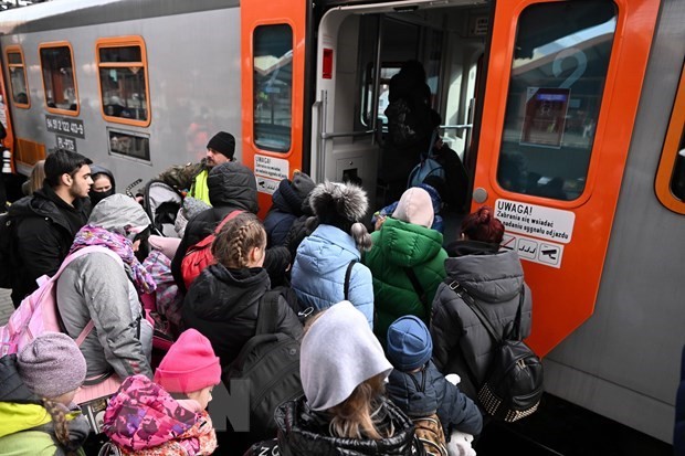 Rất đông người di tản từ Ukraine sang Ba Lan. (Nguồn: TTXVN)