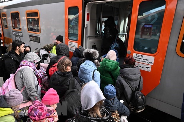 To support Vietnamese evacuees from Ukraine to Poland at the border gates