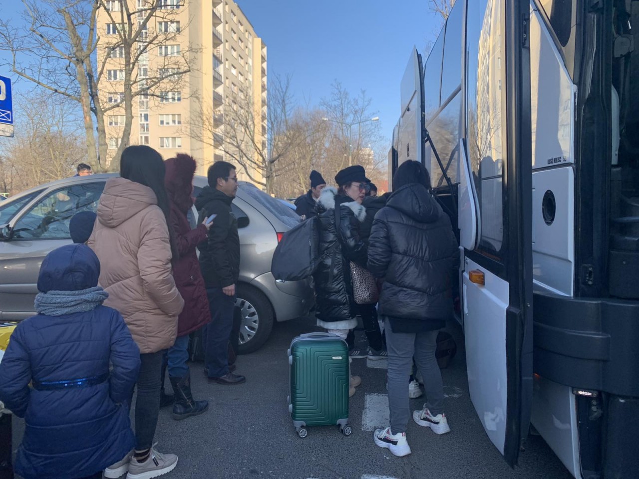 To support Vietnamese evacuees from Ukraine to Poland at the border gates