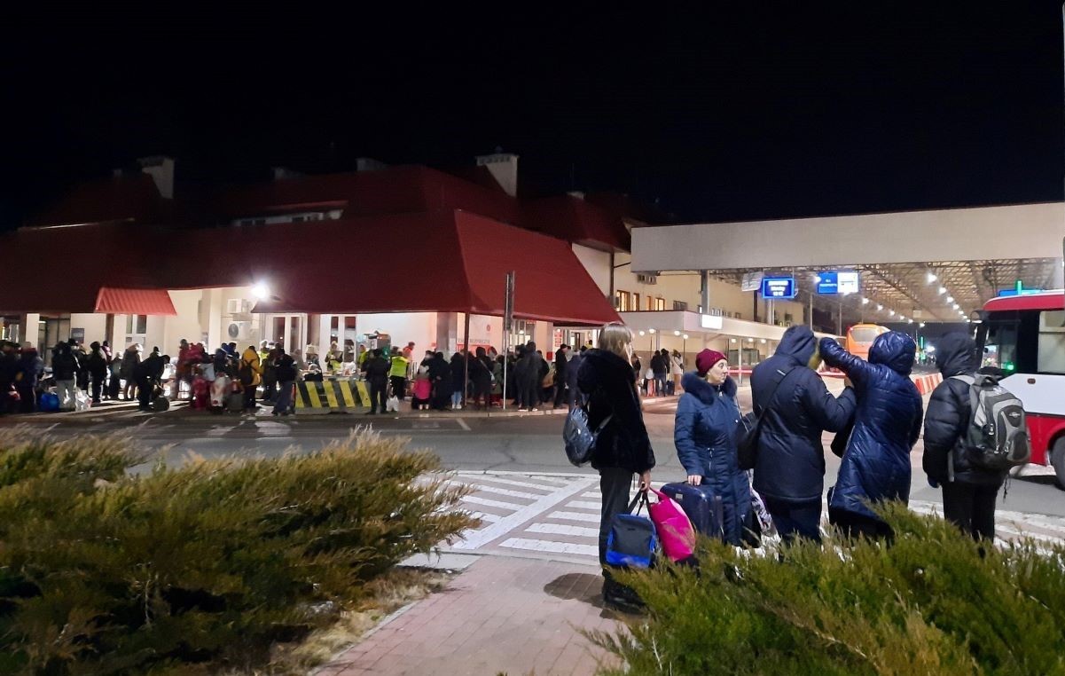 To support Vietnamese evacuees from Ukraine to Poland at the border gates