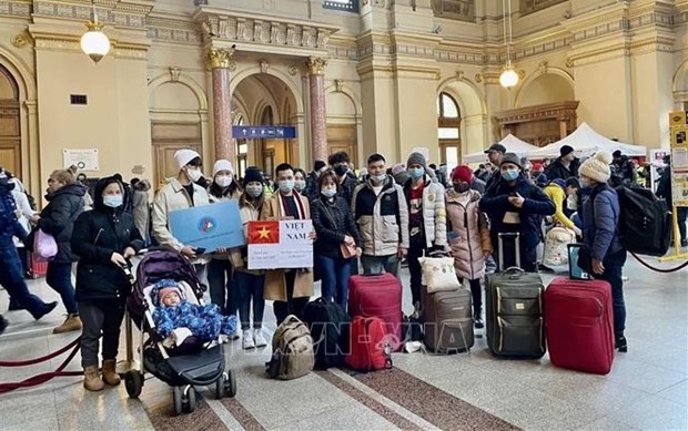 Vietnamese Embassy and community in Hungary welcome and support Vietnamese from Ukraine (Photo: VNA)