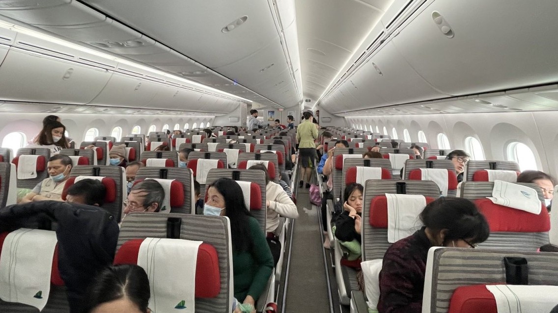 Tận dụng tối đa số ghế trên chuyến bay đưa người Việt ở Ukraine từ Ba Lan về nước