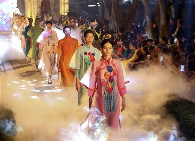 Ao dai models in a show in Ho Chi Minh City. (Photo: VNA)