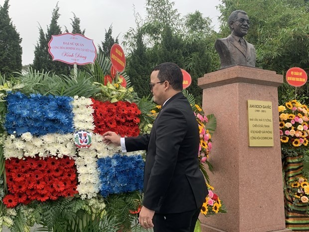 Ambassador of the Dominican Republic to Vietnam Francisco Rodríguez lays a wreath at the bust of Juan Bosch at Hoa Binh Park in Hanoi on March 17. (Photo: VNA)