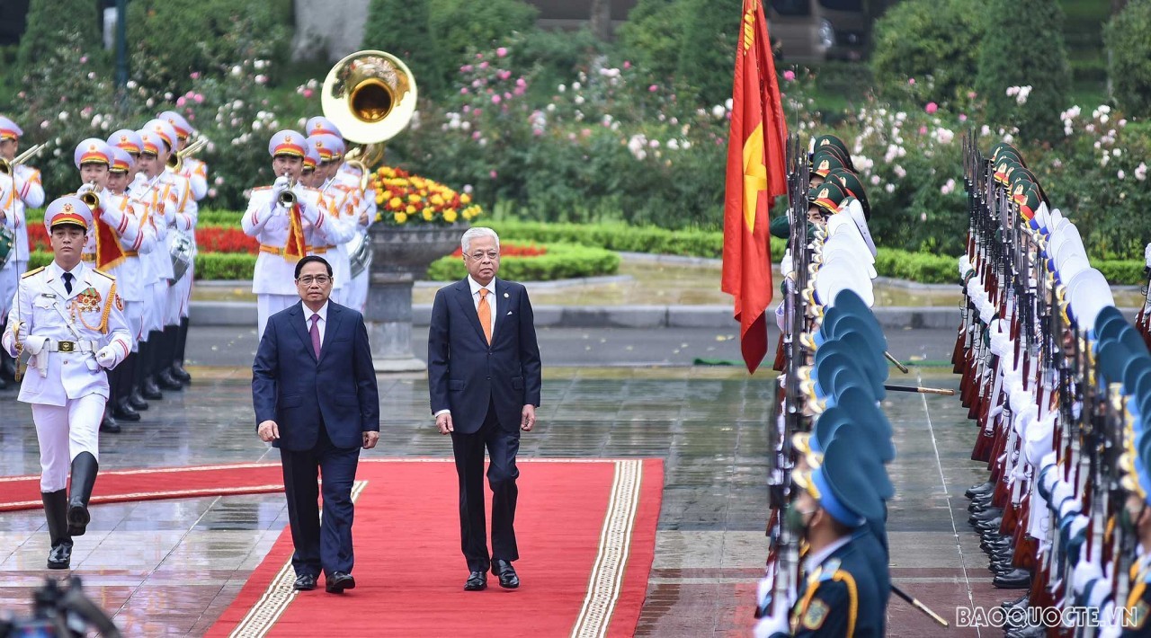 Official welcome ceremony for Malaysian Prime Minister in Ha Noi