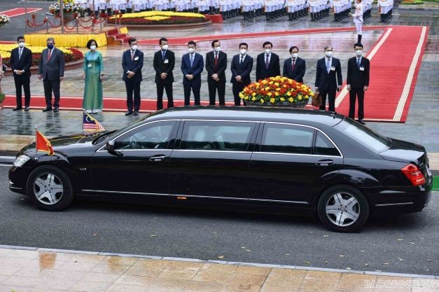 Official welcome ceremony for Malaysian Prime Minister in Ha Noi