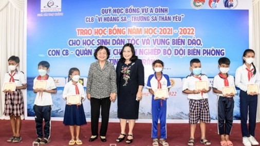 Soc Trang: 110 scholarships presented to needy students