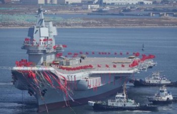 Trung Quốc lần đầu tiên ra mắt tàu sân bay tự sản xuất nội địa