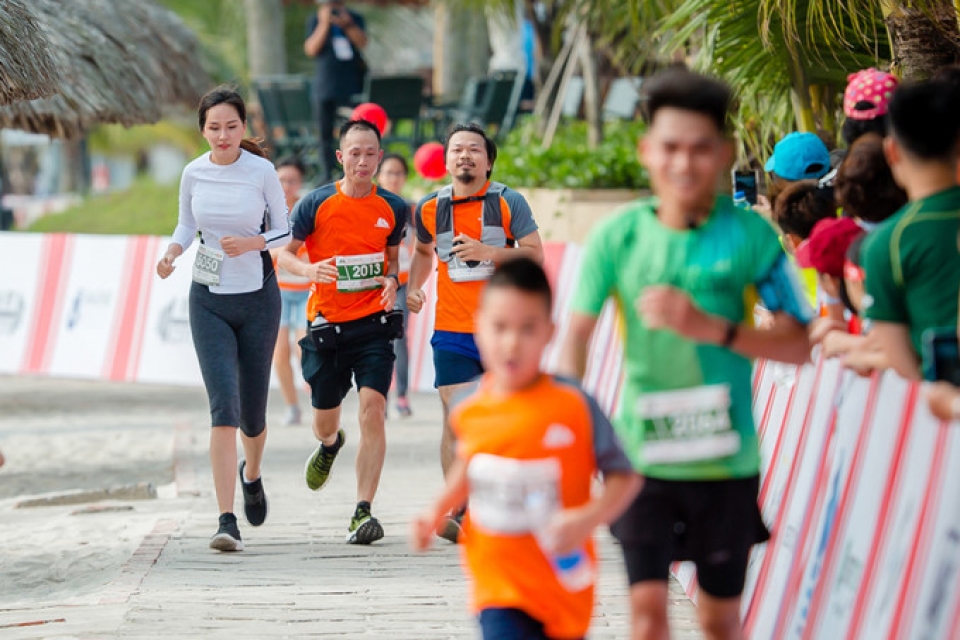 former miss vietnam joins charity marathon for poor kids