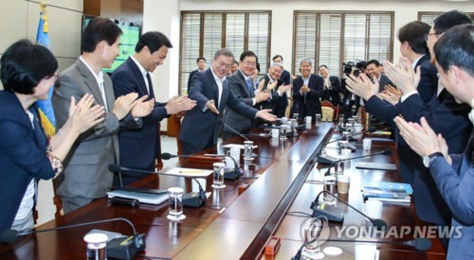 ong moon jae in thuc giuc quoc hoi phe chuan tuyen bo panmunjom