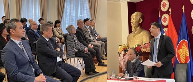 Deputy Foreign Minister Pham Quang Hieu (R, standing) and overseas Vietnamese in France at the event (Photo: VNA)